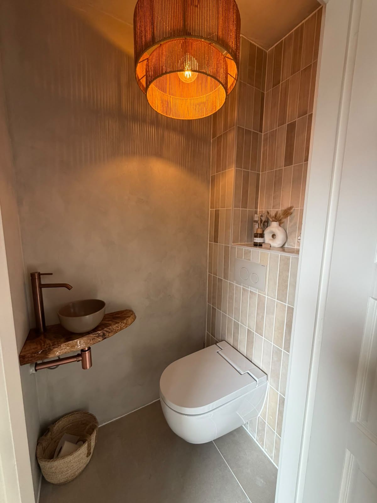 Toiletrenovatie met warme afwerking