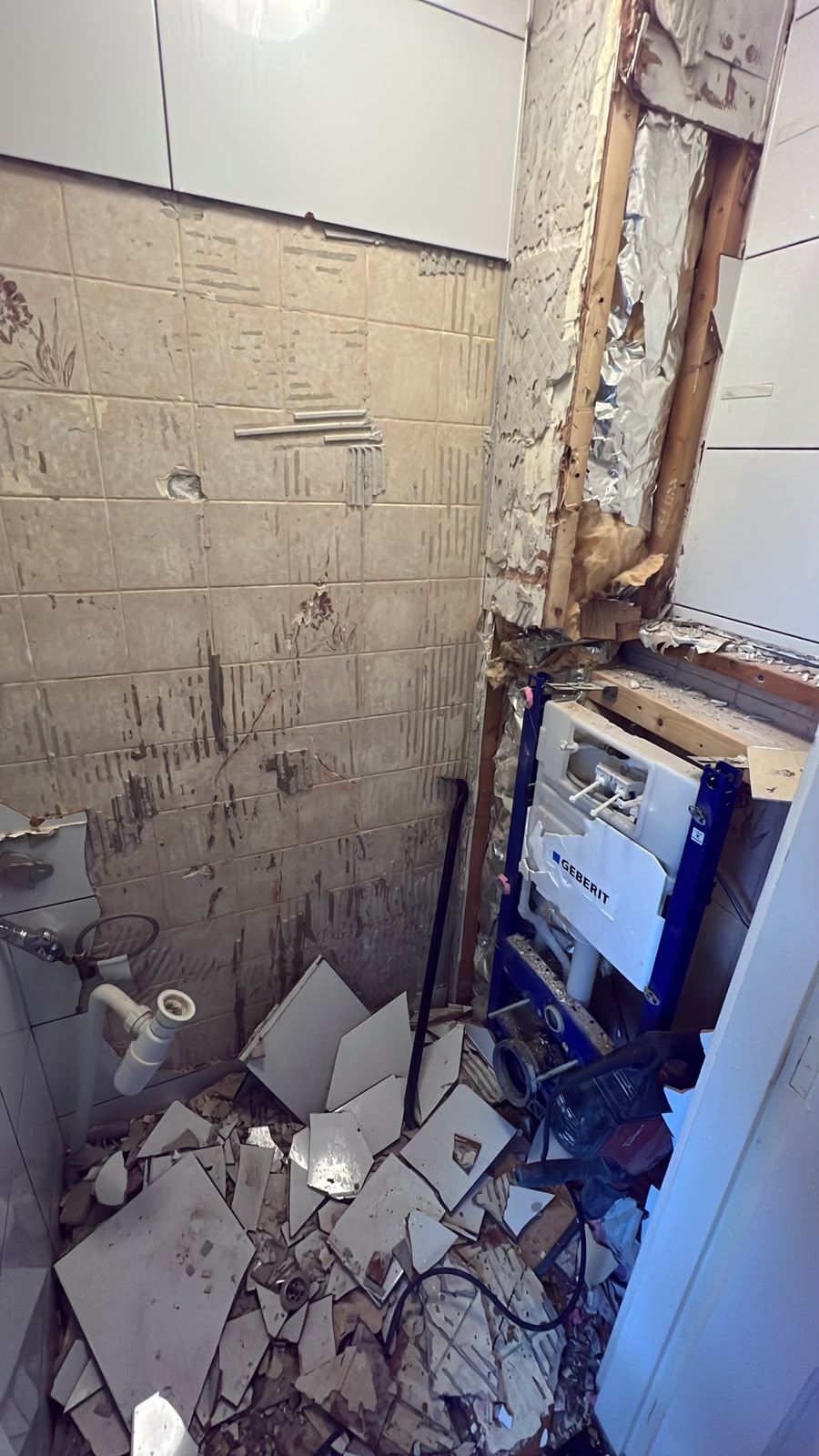Toiletrenovatie met warme afwerking, voor
